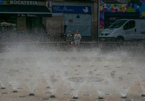 極端な気温が不登校にあたえる影響